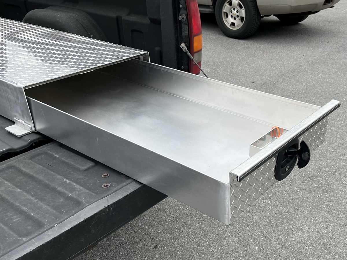 https://www.truck-tool-box.com/shop/images/detailed/1/tool_box_for_truck_with_drawer_rm7f-ni.jpg